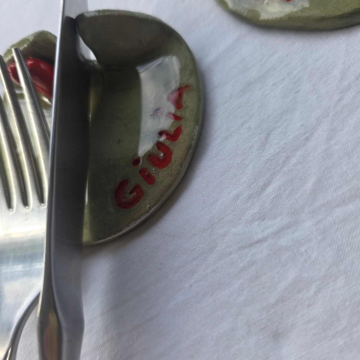 Poggia posate Cuore e Pennello in ceramica verde oliva con nome personalizzato e decoro a cuore rosso