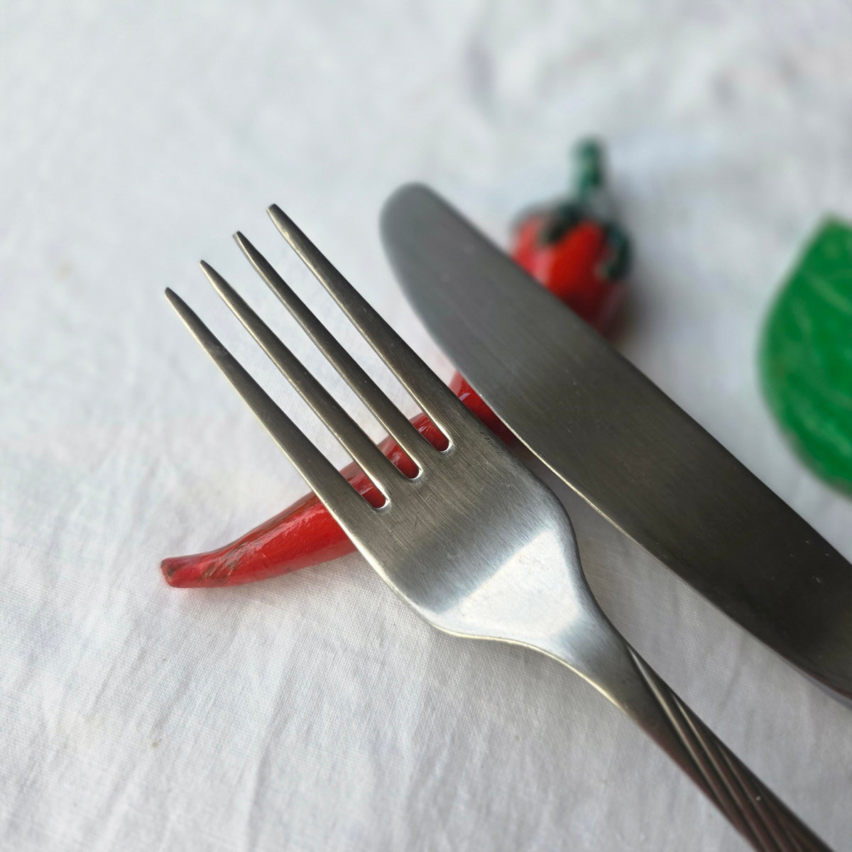 Set di poggia posate artigianali Cuore e Pennello in ceramica a forma di peperoncino rosso e foglia verde