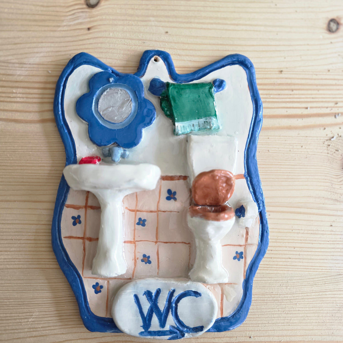 Targhetta Porta Bagno WC Artigianale – Miniatura 3D Fatta a Mano | Imperfectly Store