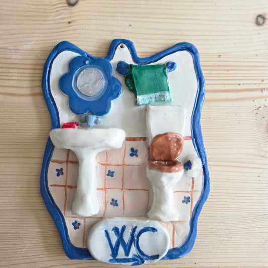 Targhetta Porta Bagno WC Artigianale – Miniatura 3D Fatta a Mano | Imperfectly Store