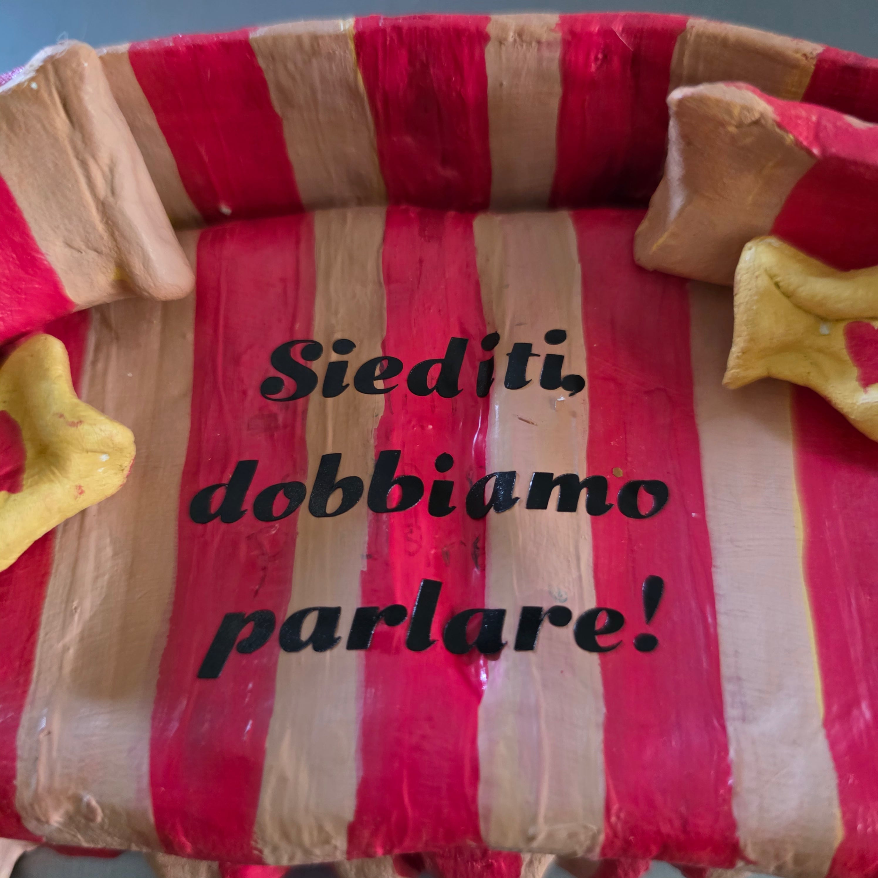 Divanetto Portagioie Artigianale "Siediti, dobbiamo parlare!" - Scatola da Collezione Dipinta a Mano