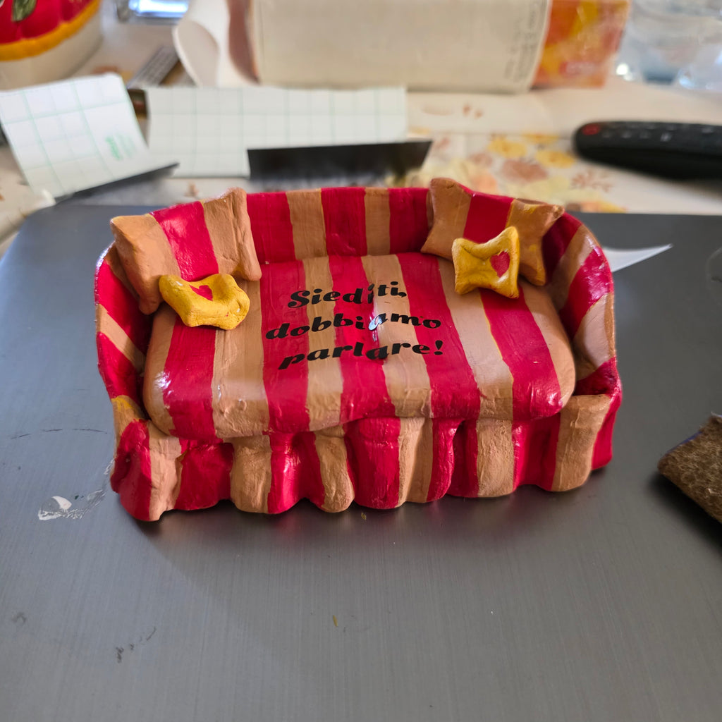 Divanetto Portagioie Artigianale "Siediti, dobbiamo parlare!" - Scatola da Collezione Dipinta a Mano